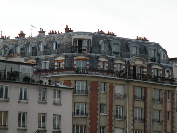  haut d'immeuble en brique et pierre, toit d'ardoise